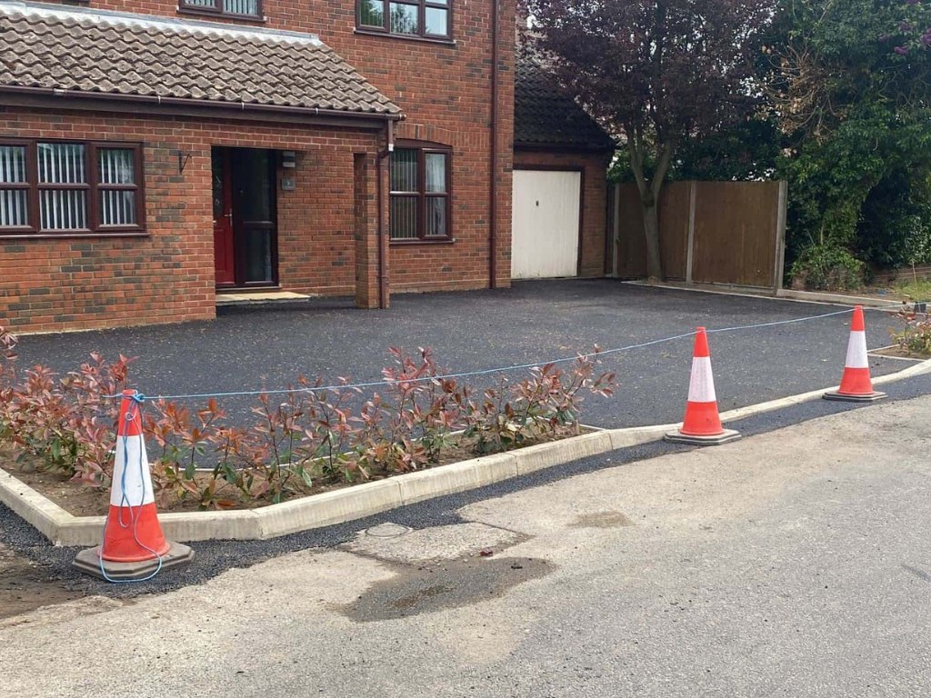 This is a newly installed tarmac driveway just installed by Wellingborough Driveways